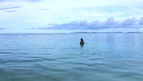 Eine-Frau-Im-Kristallklaren-Wasser-Des-Strandes-Von-Gunung-Payung-Auf-Bali,-Indonesien