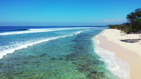 Der-Strand-Von-Tahiti-Zeigt-Wunderschönen-Weißen-Sand-Und-Klare-Wasserwellen,-Die-Die-Küste-Berühren-–-Weitwinkelaufnahme