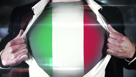 hombre de negocios abriendo la camisa para revelar la bandera de italia
