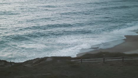 Entspannende-Aufnahme-Des-Atlantischen-Ozeans-Von-Der-Küste-Portugals-Bei-Nazare-Aus-Gesehen