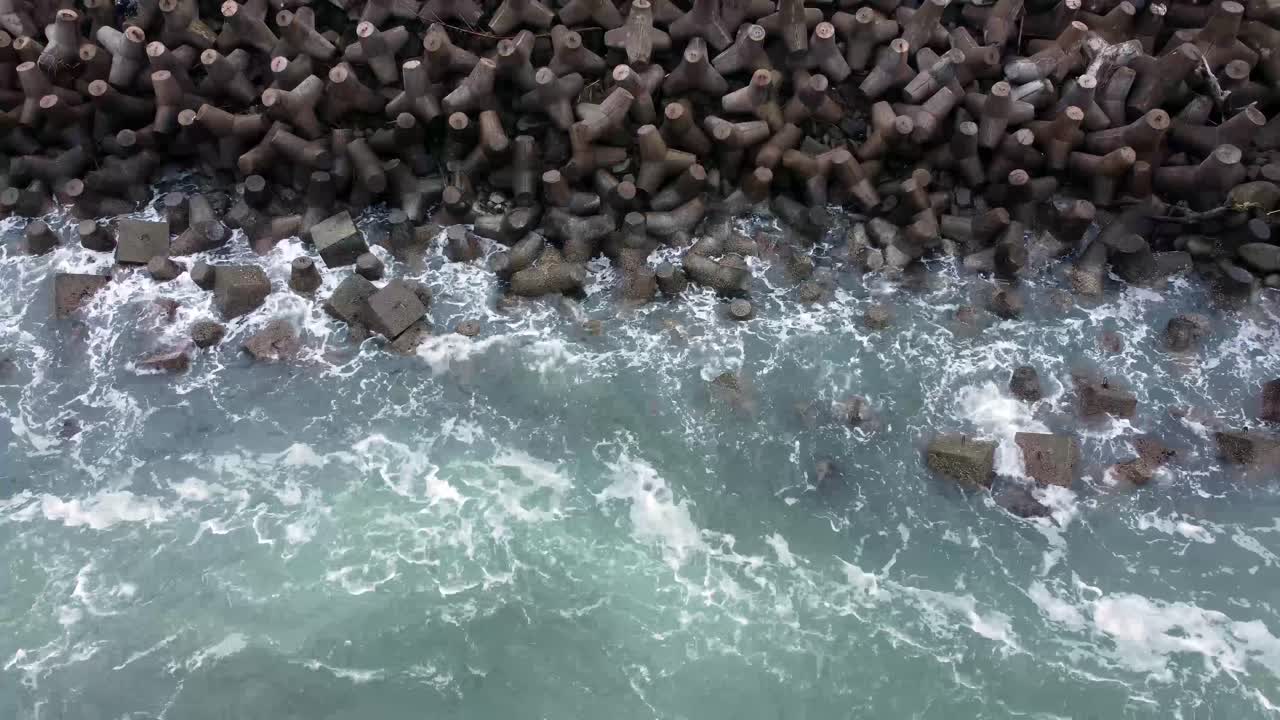 족자카르타 쿨론프로고 글라가 해변에서 테트라 콘크리트 블록이나 파도 차단기 돌을 부수는 해파의 조감도