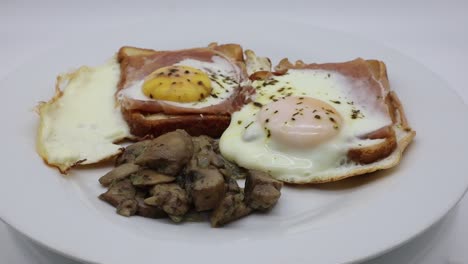 huevos con jamón, queso mozzarella, pan y setas