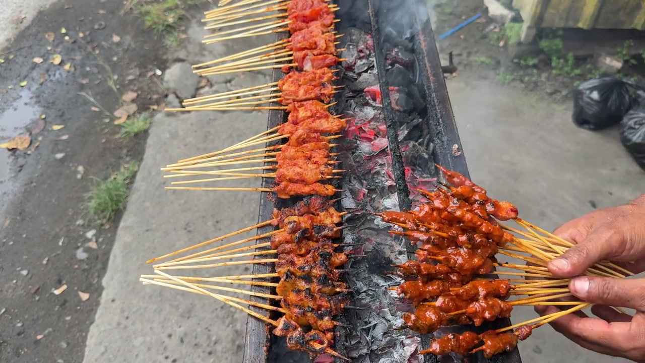 Marinoitujen kanasatayvartaiden grillaus hiiligrillissä