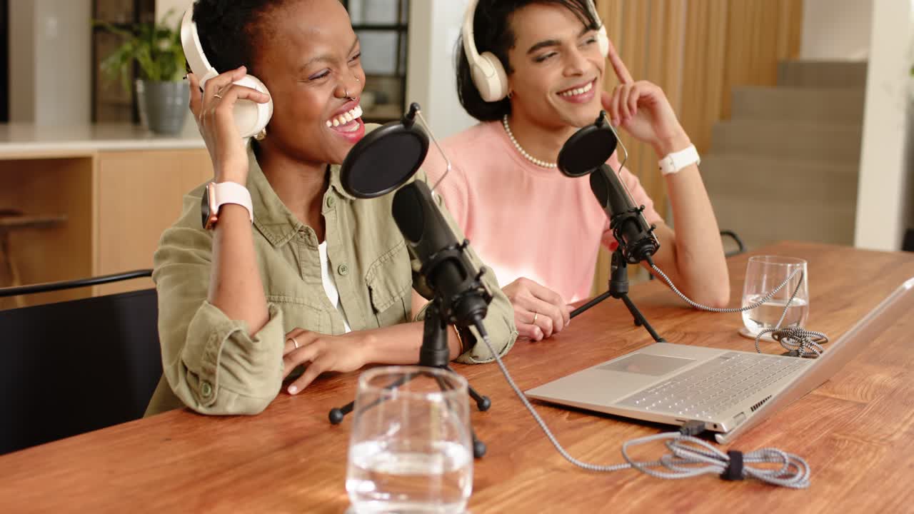 No início, co-apresentadores de diversas etnias colocando fones de ouvido no estúdio, testando os microfones para gravar o episódio.