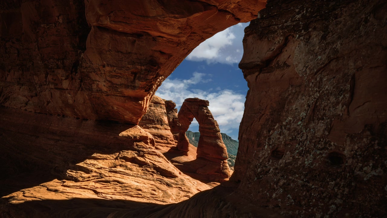 Paesaggio dell'Arches National Park, Utah, USA. Video loop in time-lapse del cielo sopra il Delicate Arch, cinemagraph