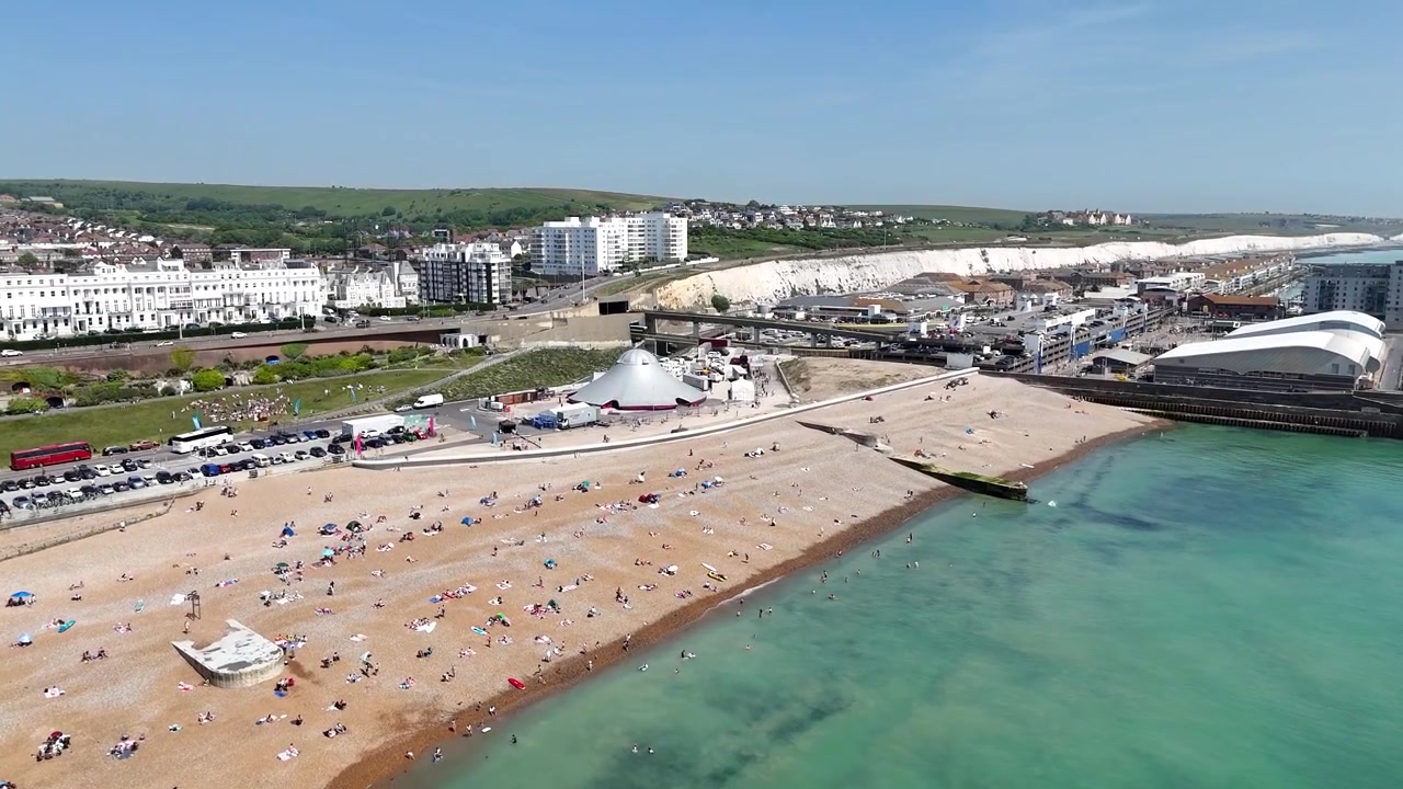 Riprese aeree cinematografiche con drone di Brighton Marina e della spiaggia di Black Rock, che mostrano la vivace costa del Sussex, l'architettura sul lungomare e lo stile di vita della marina