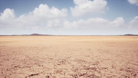 tierra seca agrietada sin agua