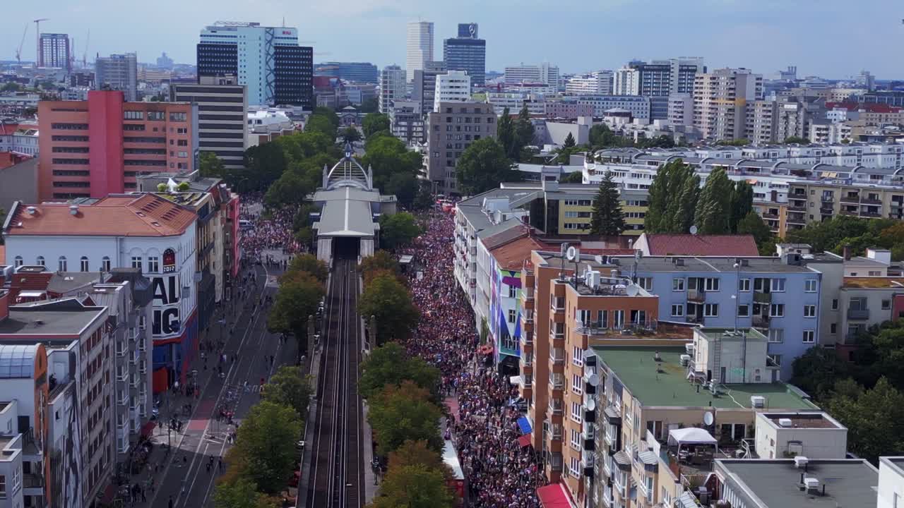 прекрасный воздушный вид на полет csd pride love parade 2023 в берлине, германия, летний день