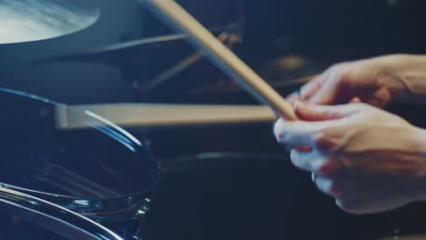baterista tocando la batería