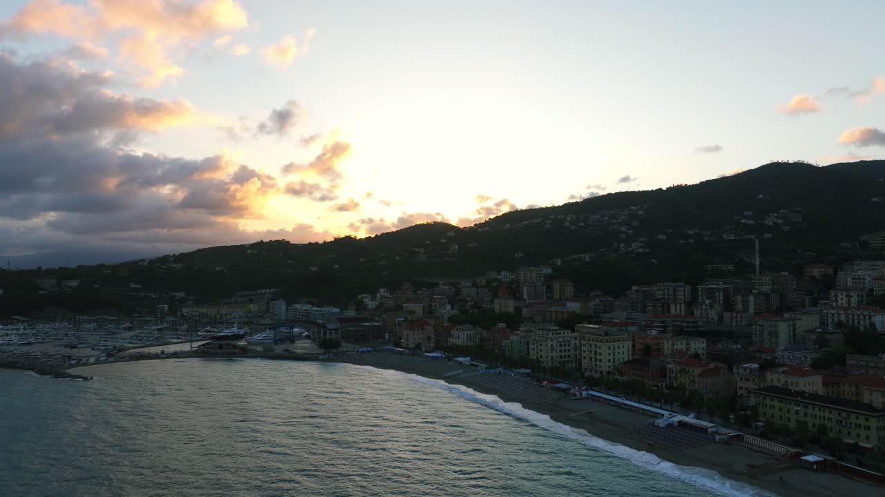 Volando verso la città ligure di Varazze, nella regione Liguria, in Italia, al tramonto.