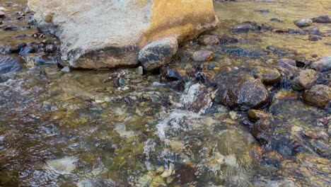 Agua-Que-Fluye-Sobre-Pequeñas-Rocas-En-Skardu