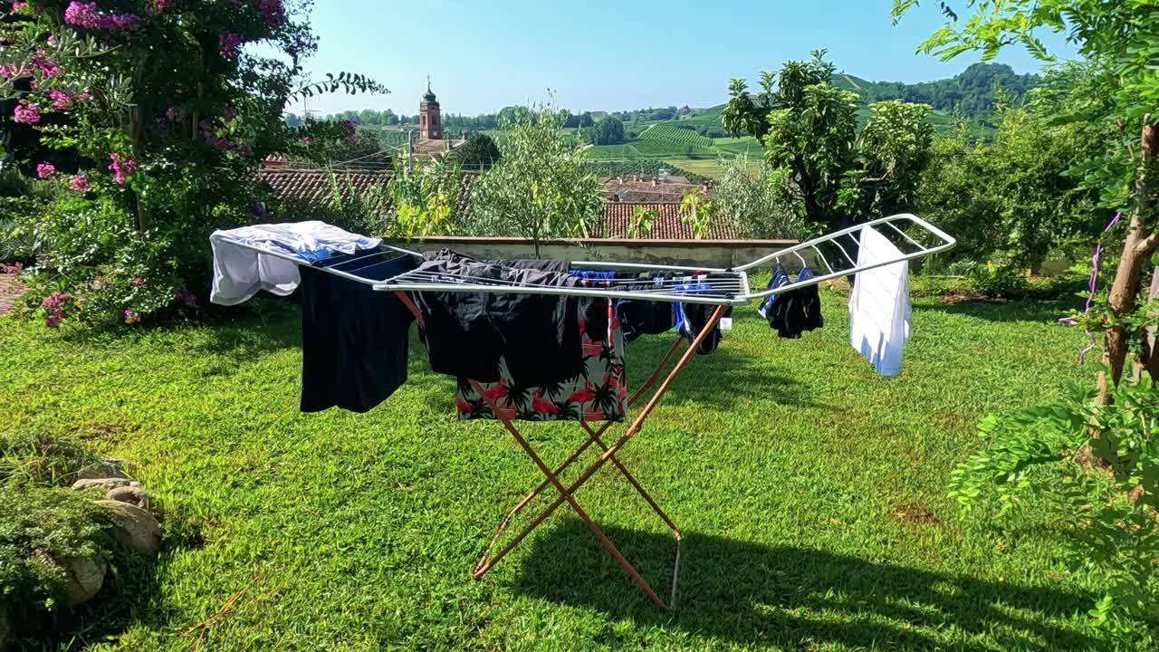 경치 좋은 포도 에 있는 랙 에 옷 이 건조 하고 있다