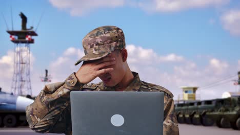 personal militar estresado trabajando en una computadora portátil