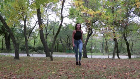 hermosa chica corriendo en cámara lenta en un parque