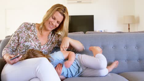 Madre-Jugando-Con-Su-Hija-En-La-Sala-De-Estar-4k