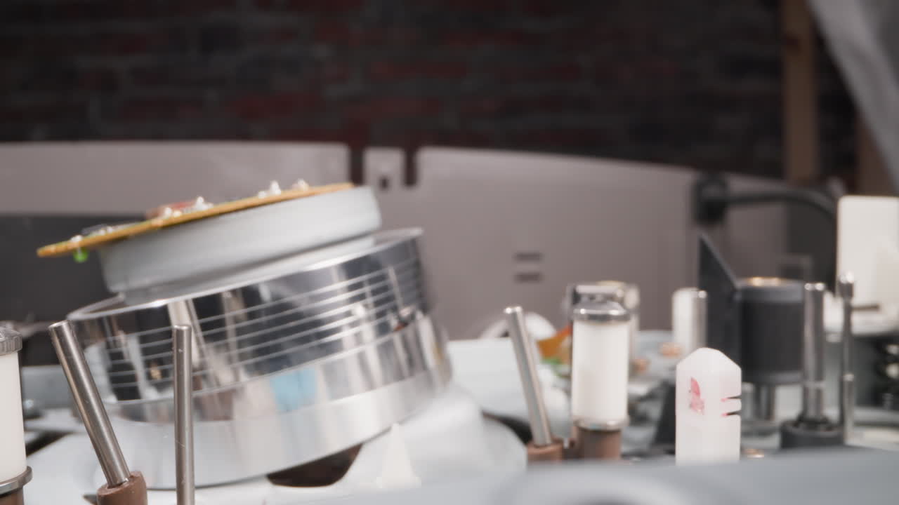 cabeza brillante y pequeños componentes de un grabador de videocassetes