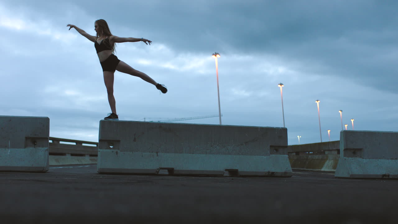 도시 밤에 여성, 거리 및 춤 훈련