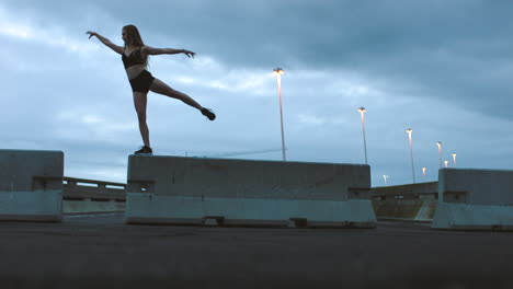 mujer, calle y entrenamiento de baile en la noche de la ciudad