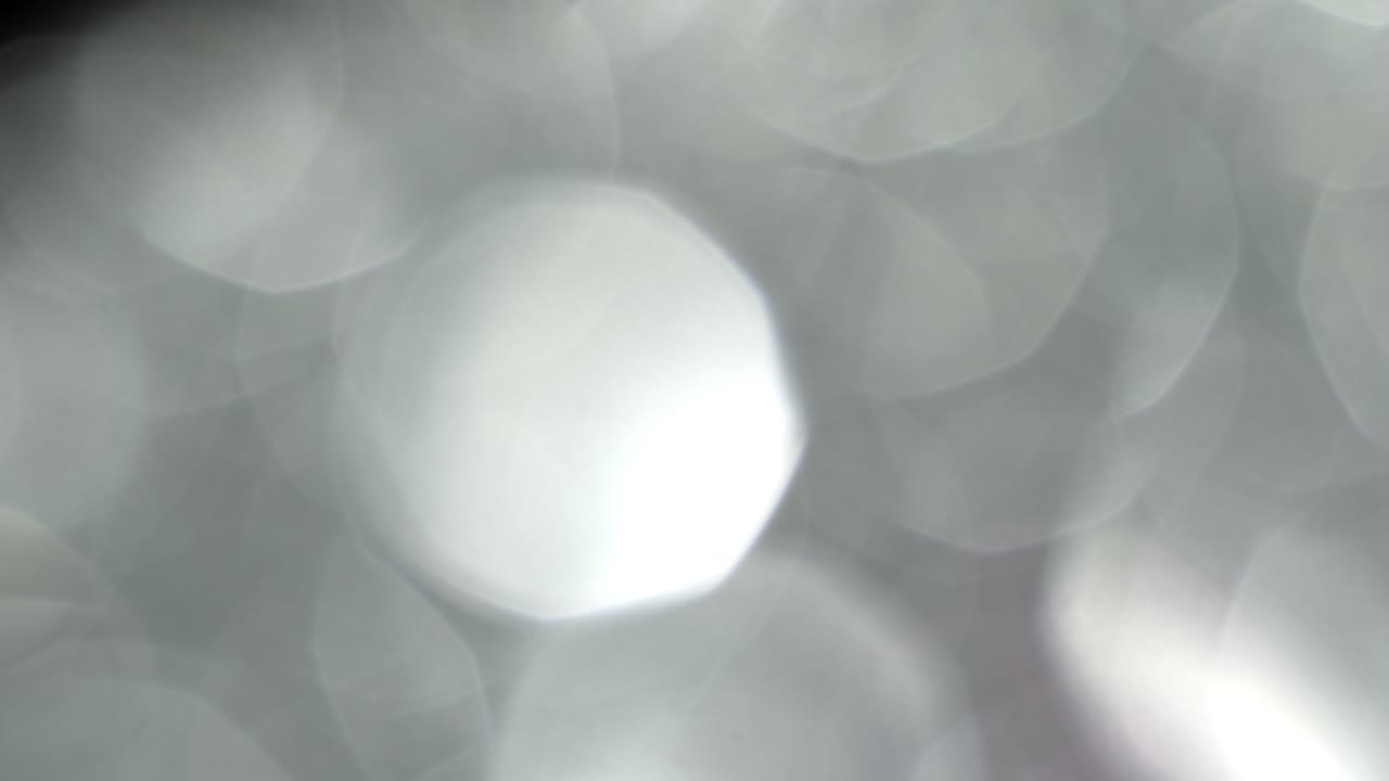 렌즈 빛의 누출 4k 영상. 렌즈 반이는 플레어 보케 오버레이, 불타는 불꽃 배경. 플래시 광선 효과