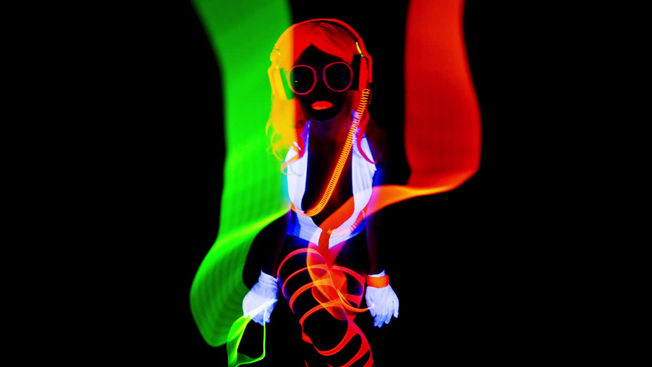Glowing UV Woman 01