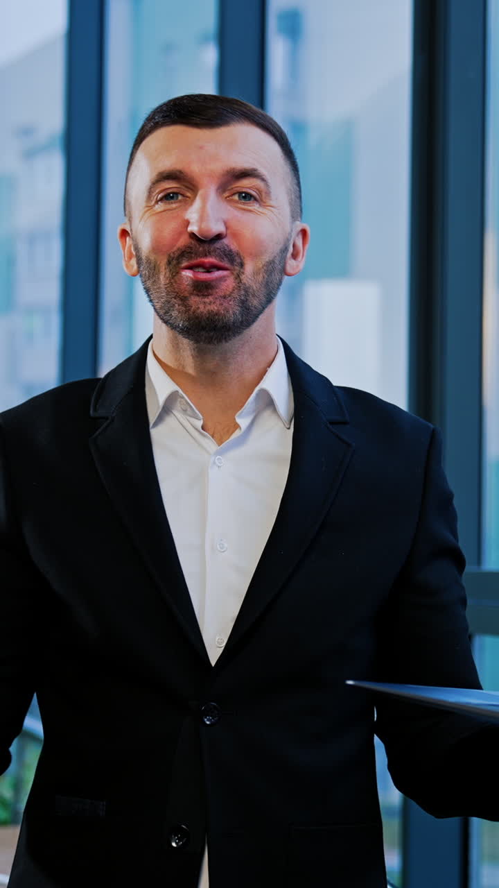 hombre de negocios presentando con una computadora portátil