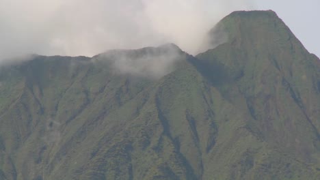 agradable lapso de tiempo de nubes y niebla en la cadena del volcán virunga en ruanda