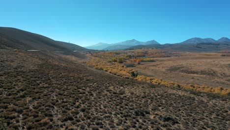 Follaje-De-Otoño-Alrededor-Del-área-De-Los-Lagos-Gigantes-En-California---Toma-Aérea-De-Drones