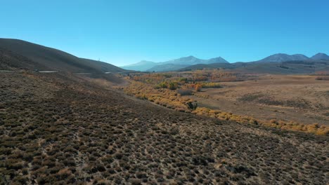 follaje de otoño alrededor del área de los lagos gigantes en california - toma aérea de drones