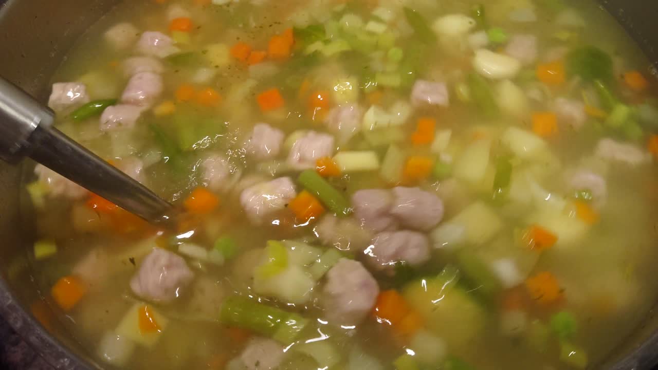 cocinar, mezclar albóndigas con sopa