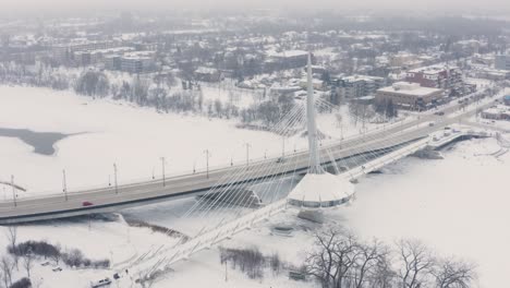 Fußgängerbrücke-über-Den-Red-River-In-Winnipeg,-Manitoba,-Kanada