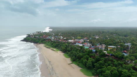 Costa-De-La-Playa-Del-Acantilado-De-Varkala,-Vista-De-Drones-De-La-Playa-De-Varkala-Desde-La-Cima-Del-Acantilado-También-Conocida-Como-Playa-De-Papanasham,-Thiruvananthapuram,-Kerala,-India