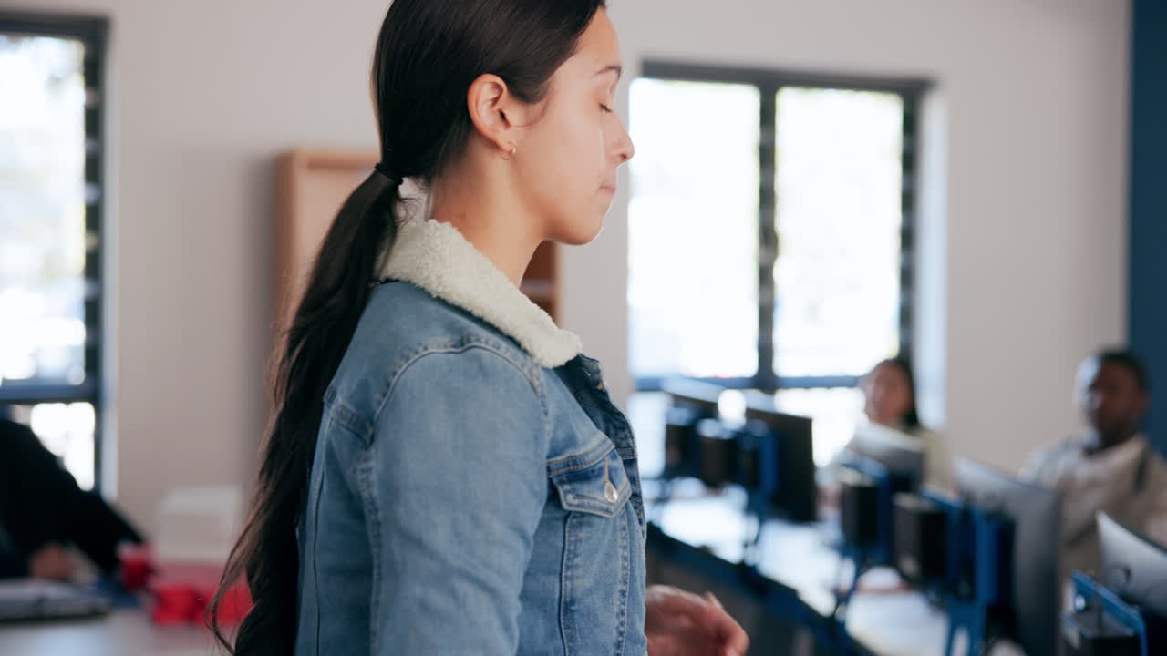 Estudiante haciendo una presentación en un aula