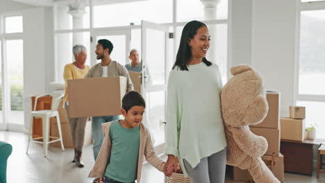 familia, padres e hijos en la puerta principal