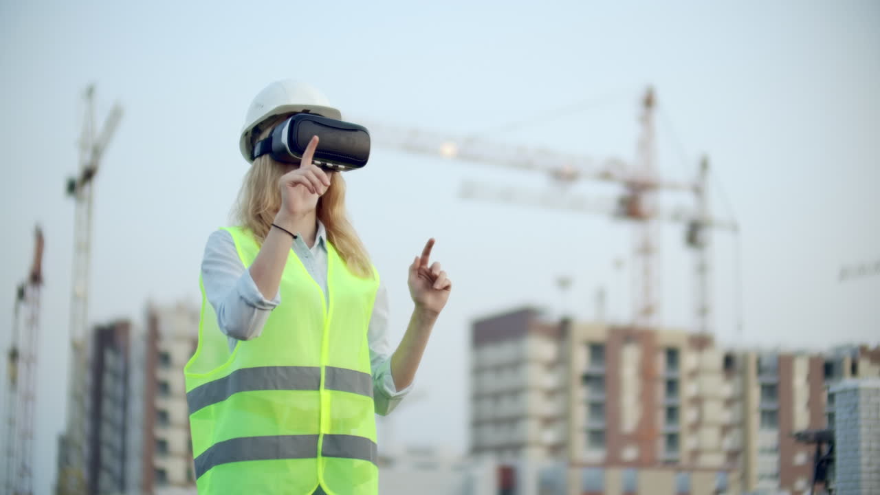 retrato de una inspectora analizando el trabajo de los constructores usando gafas de realidad virtual una mujer con un casco y un chaleco protector se para en gafas vr y mueve las manos