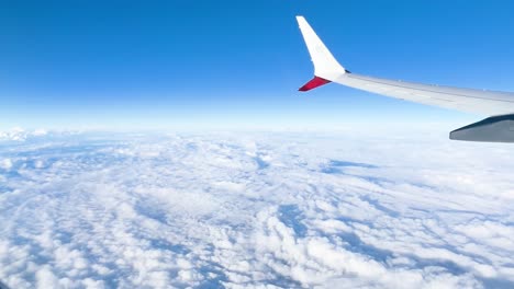 Toma-De-Vuelo-Muy-Nublado-Desde-El-Avión-En-Sonora-México