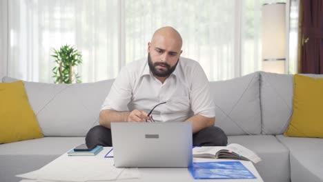 Der-Mann,-Der-Im-Home-Office-Arbeitet,-Konzentriert-Sich-Auf-Das-Denken.