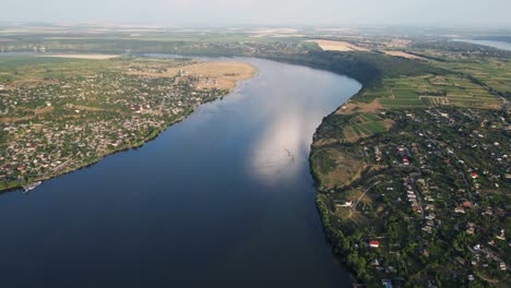 Drohnenreise:-Luftabenteuer-über-Dem-Nistru-Fluss-Zwischen-Zwei-Moldauischen-Dörfern