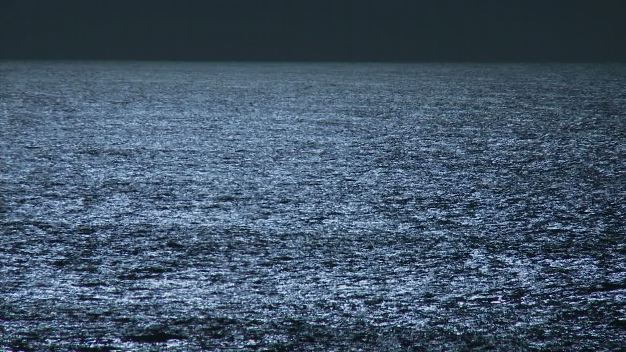 파도에 반사되는 달빛의 모습