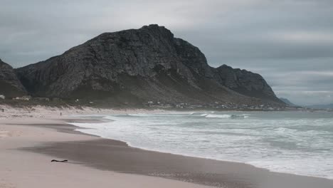 Beach-scene-with-mountains-on-a-moody-day