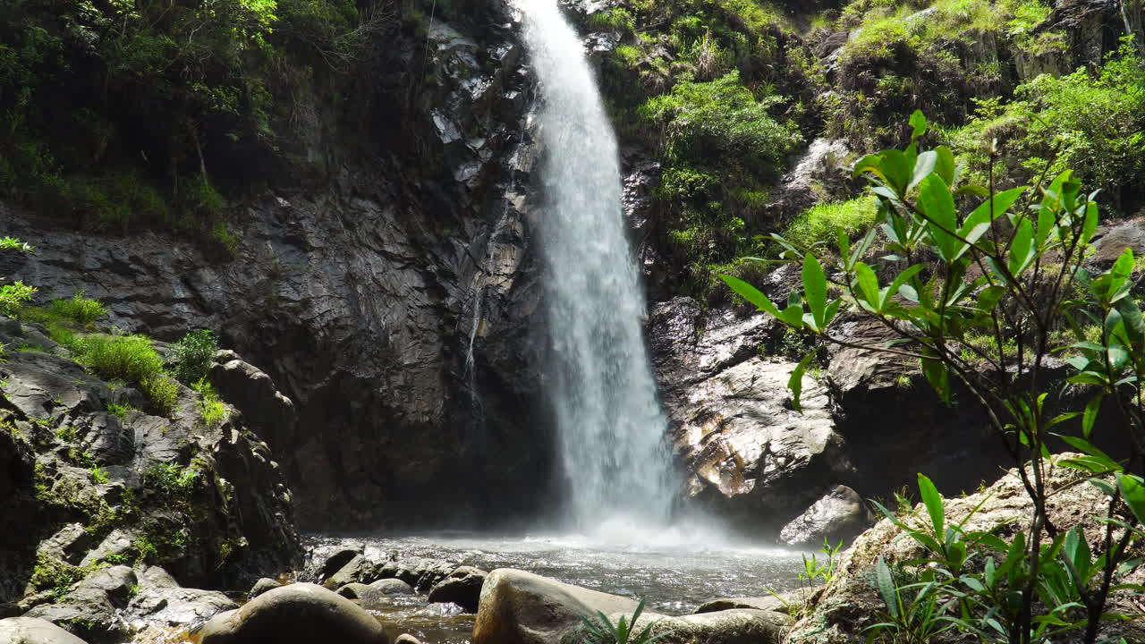cascada salvaje, ta gu, en un día soleado