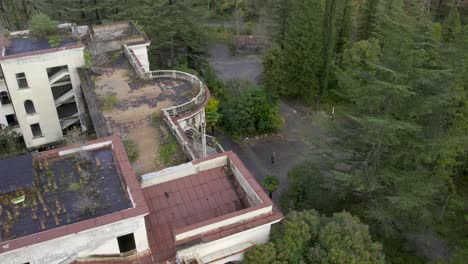 Drohnenaufnahme-Von-180-Grad-Des-Sanatoriums-Medea-In-Tskaltubo,-Georgien,-Haupteingang