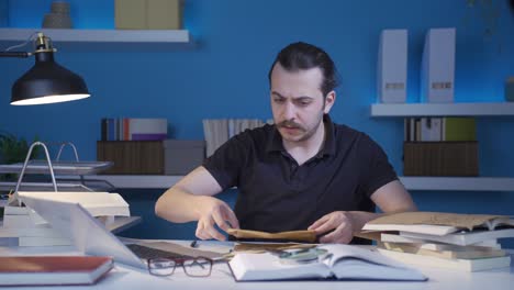 historiador examinando una carta escrita a mano en la antigüedad.