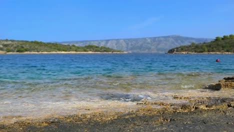 Entspannendes-Blaues-Meer-Und-Wellen-Am-Strand,-Sommerurlaub,-Kroatien