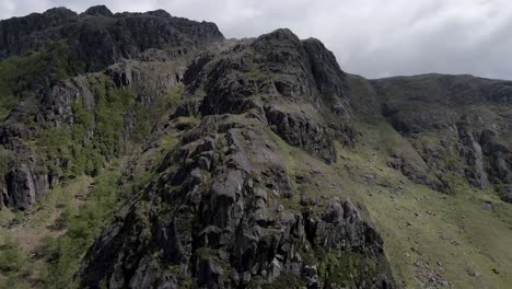 Imágenes-Aéreas-De-Drones-De-4k-Que-Rodean-Las-Montañas-Con-Grandes-Rocas-En-Las-Tierras-Altas-Escocesas-De-Escocia