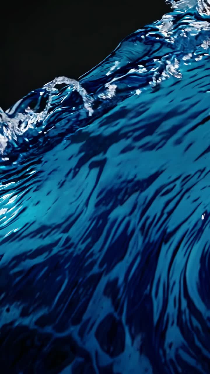 Video dinamico ravvicinato di vivace acqua blu in movimento, catturato da un angolo basso