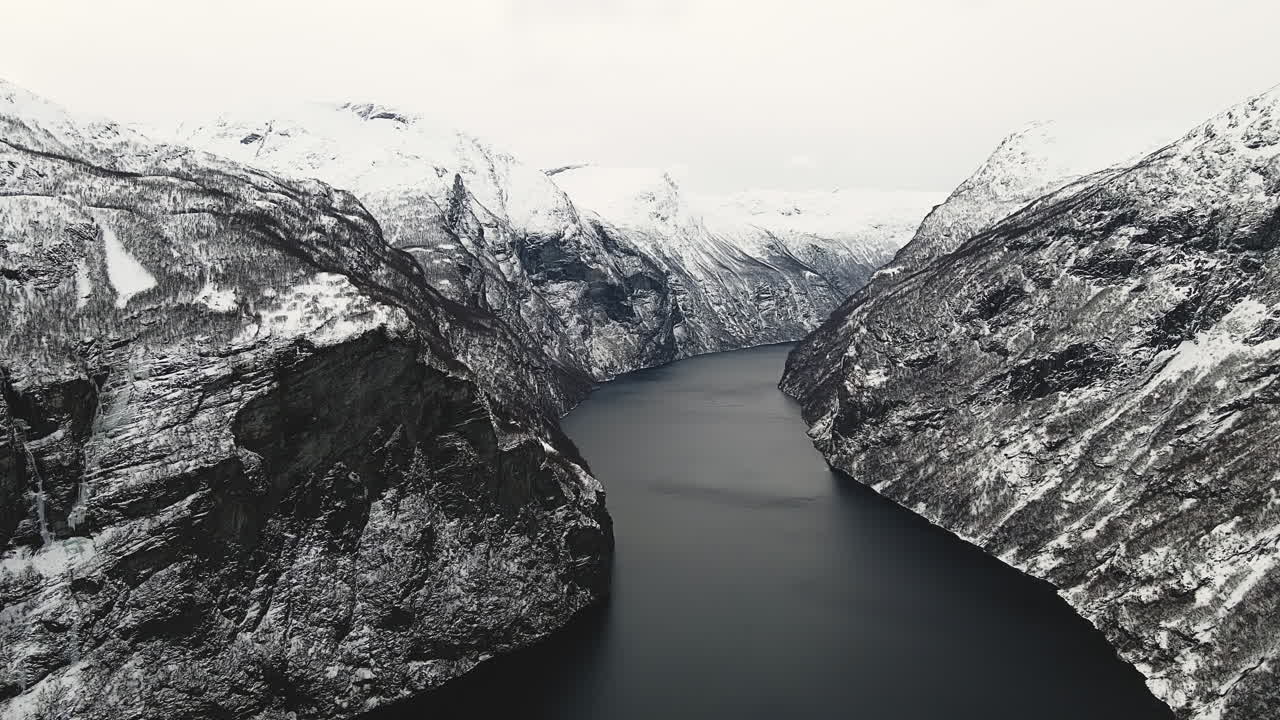 Montagne rocciose e innevate nel Geirangerfjord, Norvegia - riprese aeree.