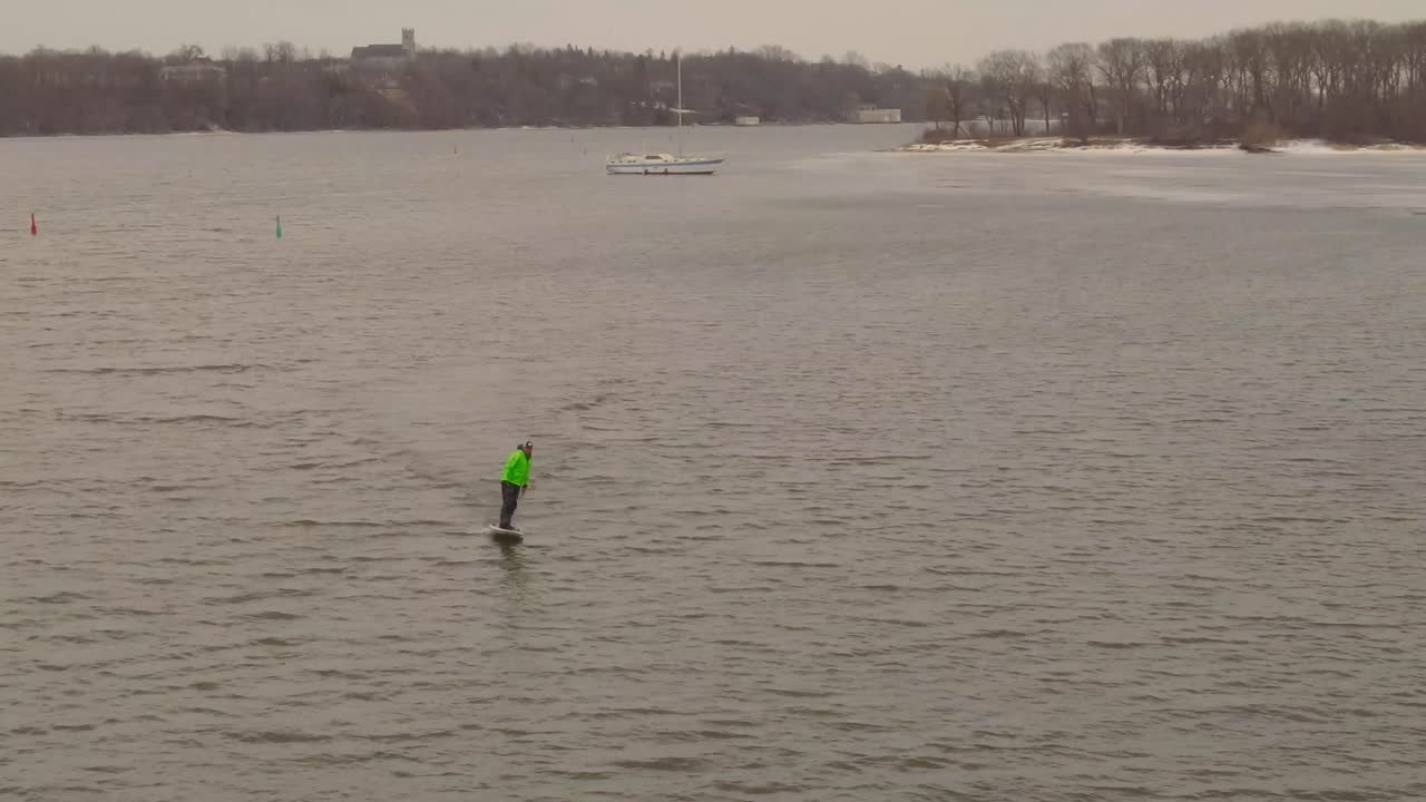 joven montando una tabla de hidroala