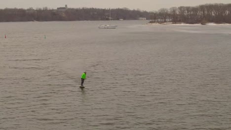 Junger-Mann,-Der-Ein-Tragflügelboot-Reitet