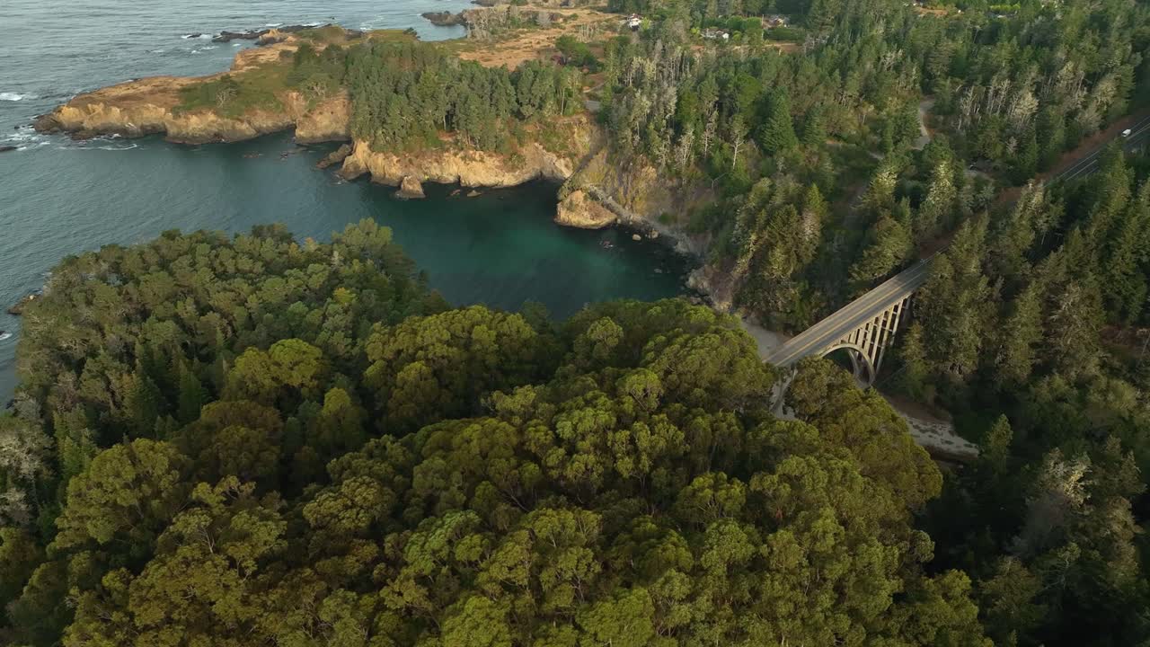 vista aérea en órbita que revela el puente rocky creek en california