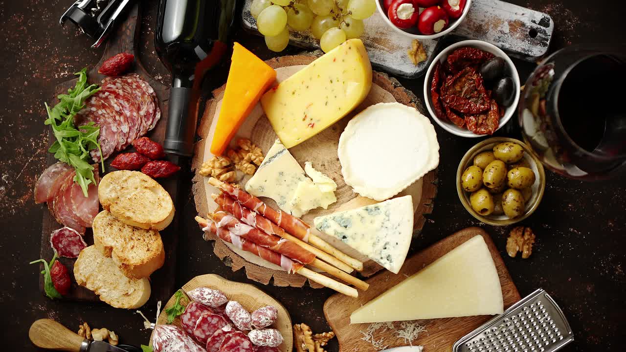 gran variedad de sabrosos aperitivos españoles, franceses o italianos